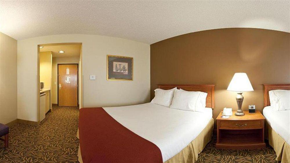Holiday Inn Express Hotel & Suites Columbus By Ihg Exterior foto
