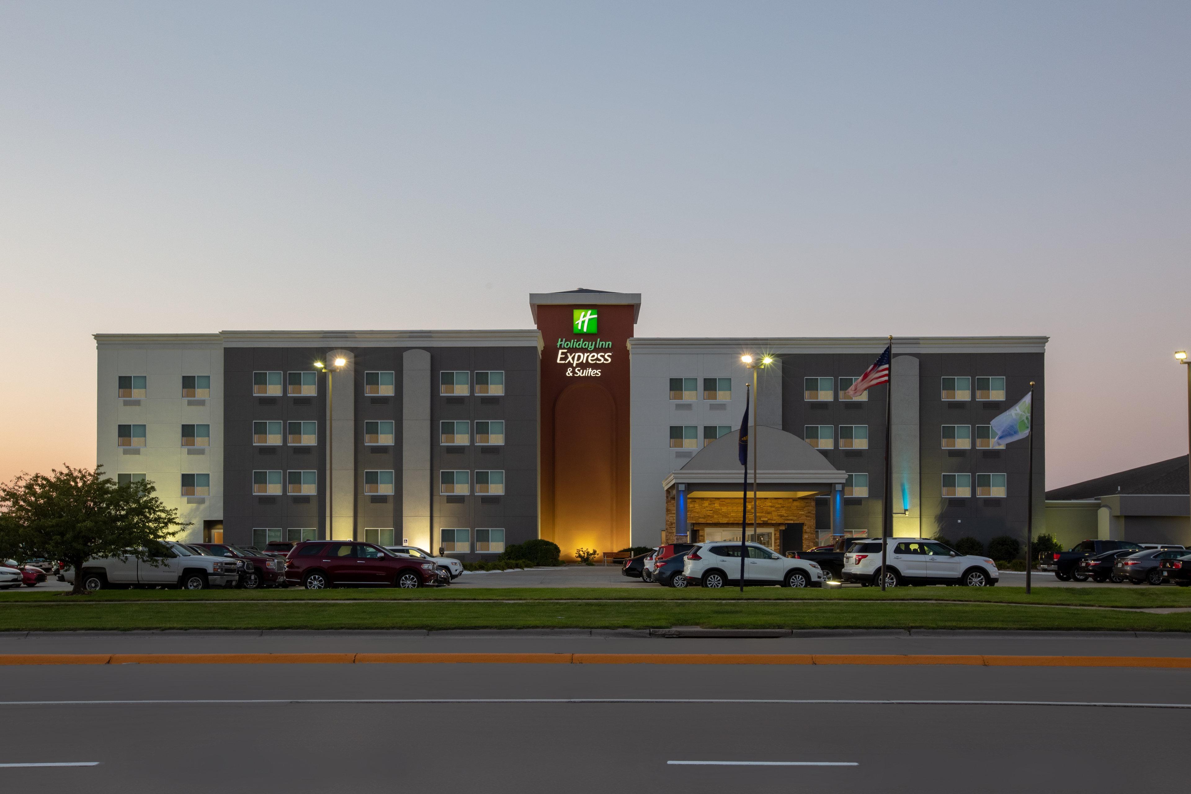 Holiday Inn Express Hotel & Suites Columbus By Ihg Exterior foto