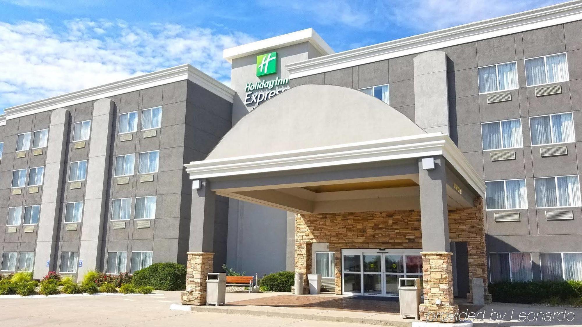 Holiday Inn Express Hotel & Suites Columbus By Ihg Exterior foto